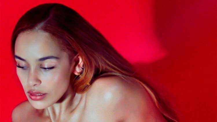 Jorja Smith en la portada del disco 'Be right back'