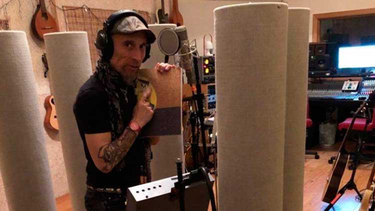 Fito Cabrales en el estudio preparando el séptimo álbum de Fito & Fitipaldis