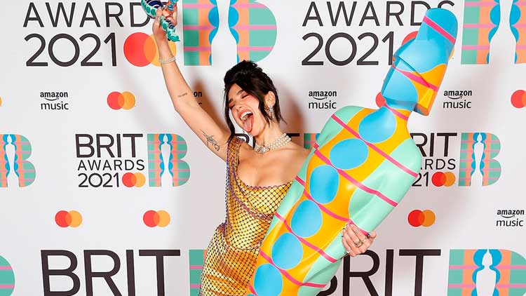 Dua Lipa celebrando sus premios en los Brit Awards 2021