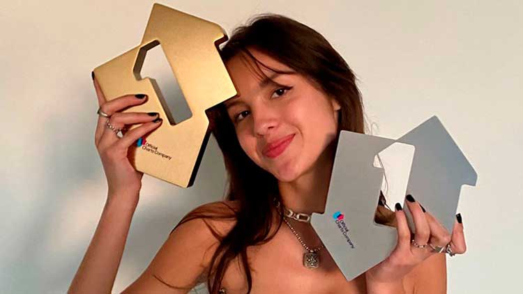 Olivia Rodrigo celebra su doblete en listas británicas