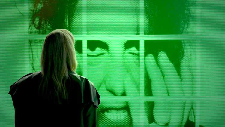 Lauren Mayberry de Chvrches con Robert Smith en pantalla