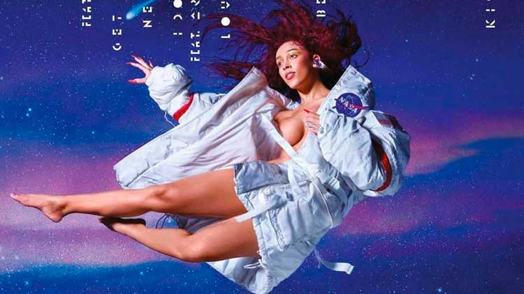 Doja Cat en la contraportada de 'Planet her'