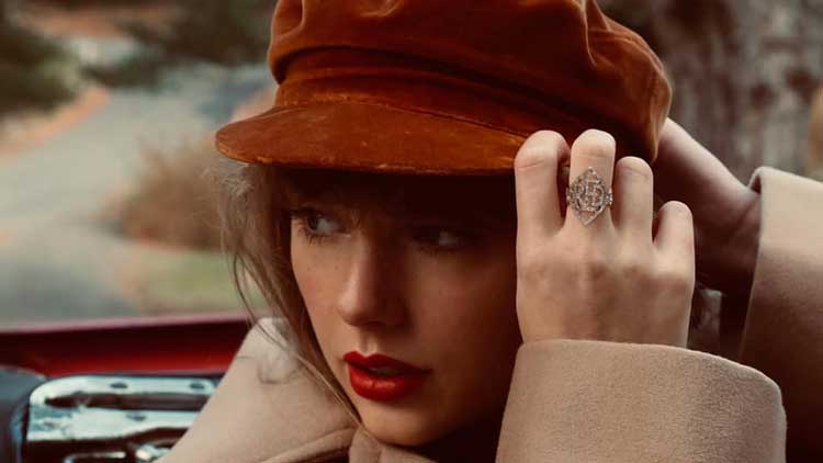 Taylor Swift en la imagen que acompaña al anuncio de Red (Taylor's Version)