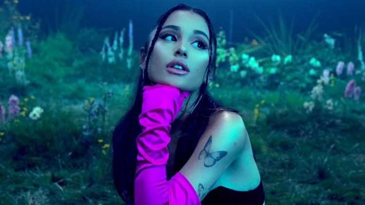 Ariana Grande para el video en directo de 'Pov'