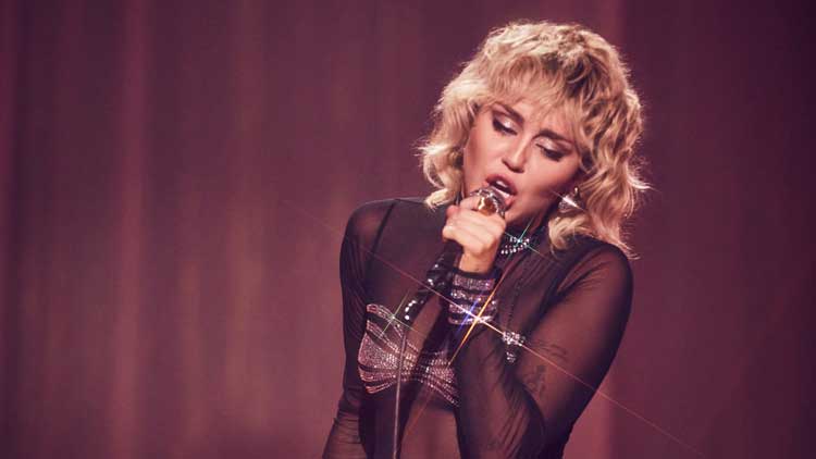 Miley Cyrus participa en 'The Metallica blacklist'