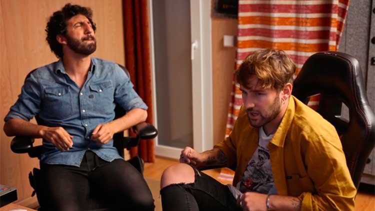 Marwán y Dani Fernández en el videoclip de 'La reina del Jäger'