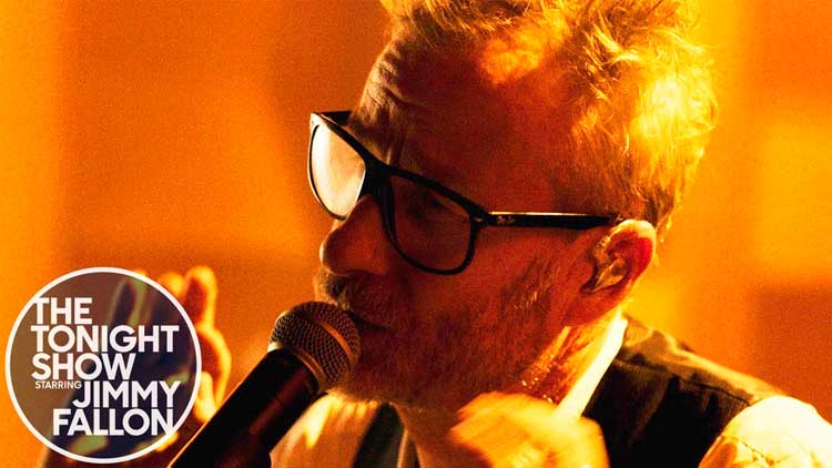 Matt Berninger interpretando I'm waiting for the man en The Tonight Show starring Jimmy Fallon