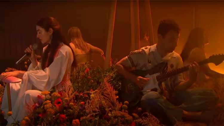 Lorde con Jack Antonoff presentando 'Stoned at the nail salon' en Late Night with Seth Meyers