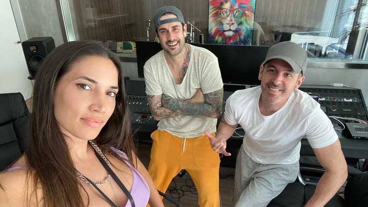 India Martínez en modo selfie en el estudio con Melendi