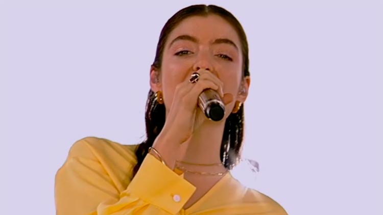 Lorde interpretando 'Solar power' desde el Central Park de Nueva York para Good Morning America