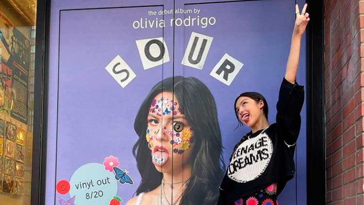 Olivia Rodrigo celebra la salida de su álbum debut en vinilo