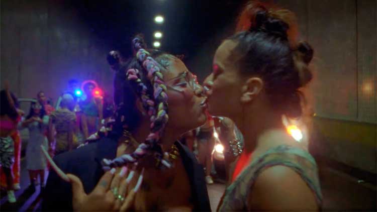 Tokischa y Rosalía se besan en el videoclip de 'Linda'