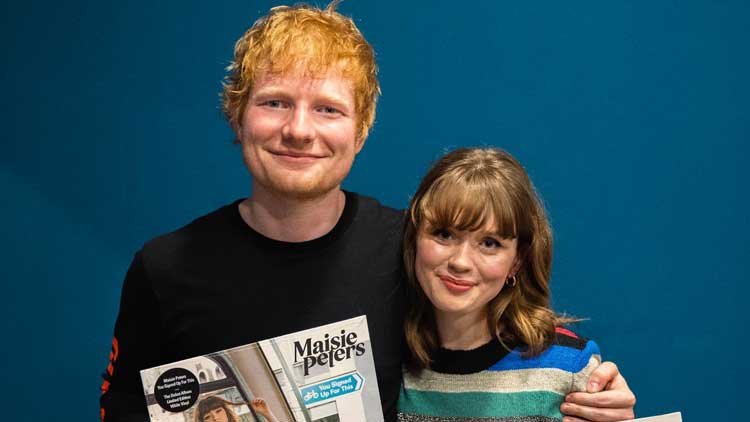 Ed Sheeran con Maisie Peters que debuta en la segunda posición de la lista de discos británica