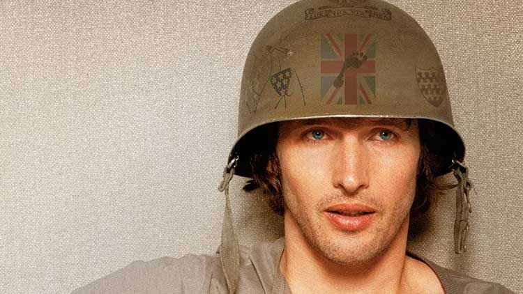 James Blunt en la portada de 'The stars beneath my feet (2004 - 2021)'