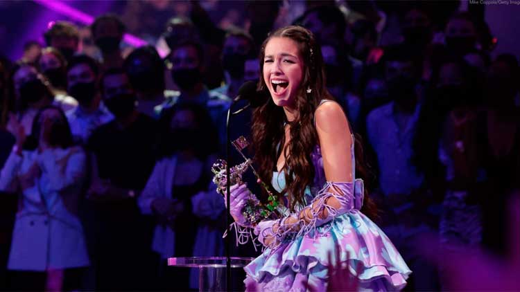 Olivia Rodrigo celebra uno de sus premios en los MTV VMAs 2021