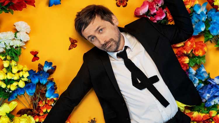 Neil Hannon en la portada del álbum 'Charmed life - The best of The Divine Comedy'