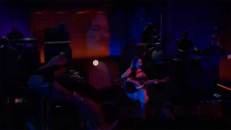 Kacey Musgraves interpretando 'Justified' desnuda en Saturday Night Live 2021