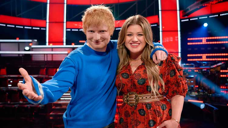 Ed Sheeran junto a Kelly Clarkson compañera en The Voice y protagonistas de la Navidad 2021