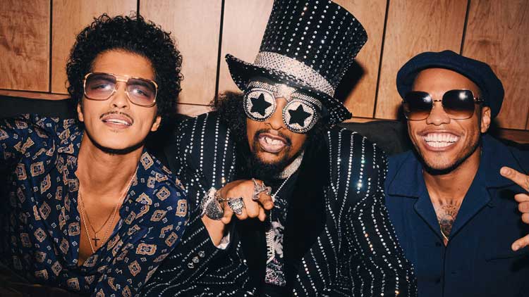 Bruno Mars junto a "Bootsy" Collin y Anderson .Paak