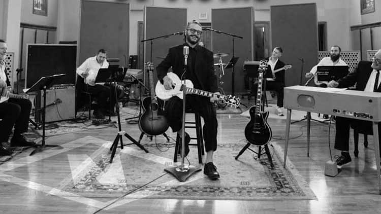 Ricardo Arjona y sus músicos en los estudios Abbey Road en Londres