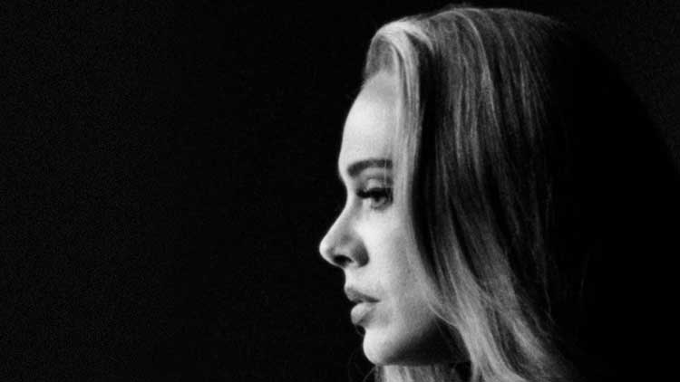 Adele en la imagen que acompaña al single 'Easy on me'