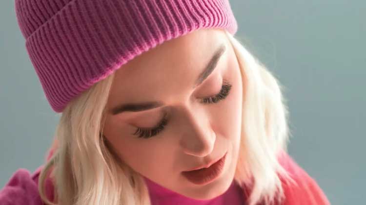 Katy Perry en la portada de su versión de 'All you need is love'