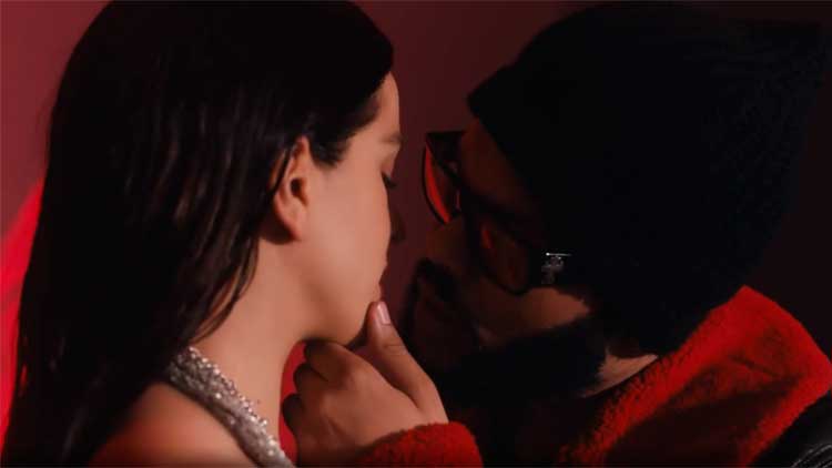 Rosalía y The Weeknd en el videoclip de 'La fama'