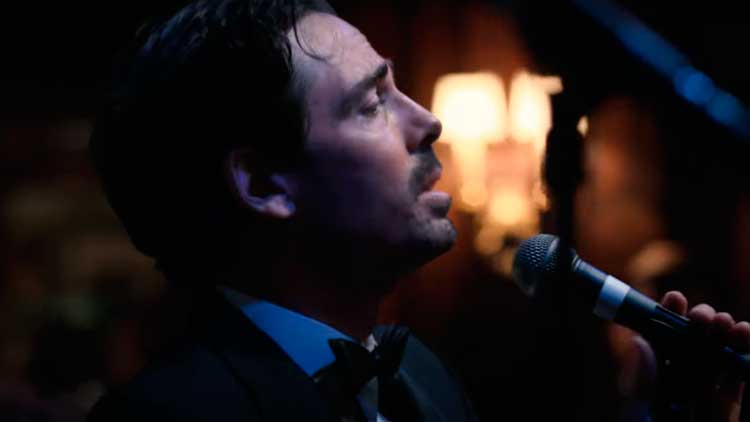 Taylor Rice de Local Natives en un episodio de la serie 'The shrink next door'