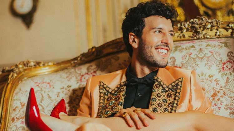 Sebastián Yatra en el videoclip de 'Tacones rojos'