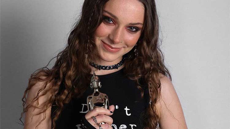Holly Humberstone con su BRITs Rising Star Award 2022