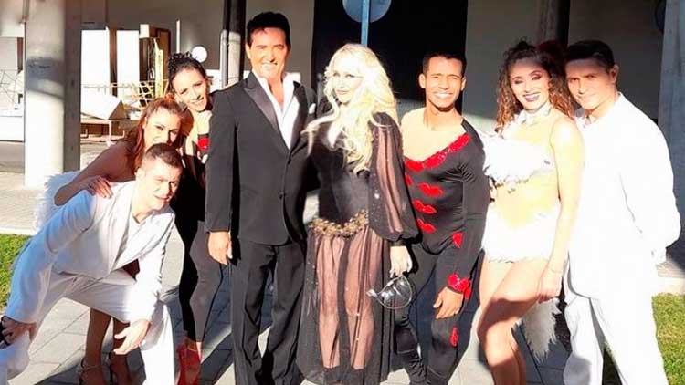 Carlos Marín e Innocence junto a los bailarines para el especial de Nochevieja 2021 de TVE1