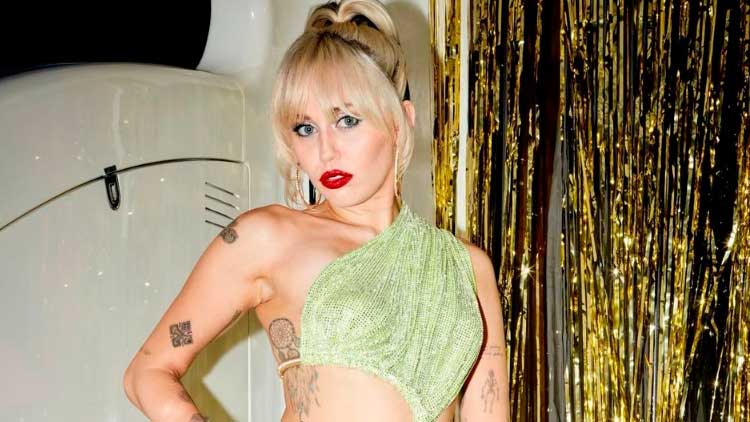 Miley Cyrus celebra la llegada del año 2022