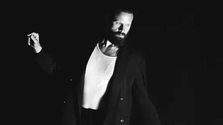 Father John Misty en la portada de 'Chloe and the next 20th century'