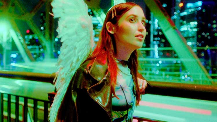 Detalle de la portada del álbum 'Giving the world away' de Hatchie