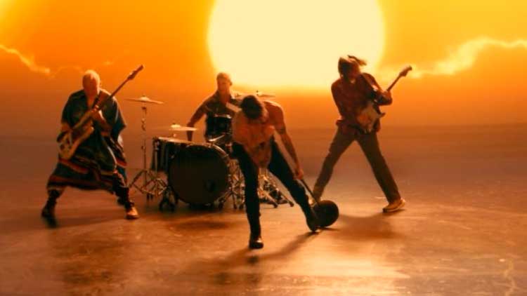 Red Hot Chili Peppers en el videoclip de 'Black summer'