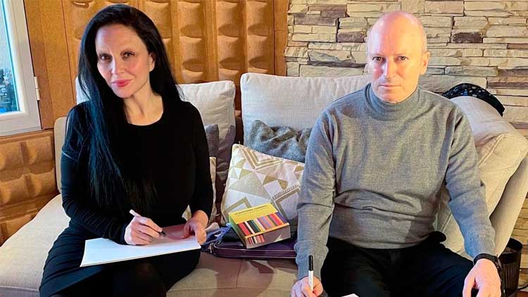 Alaska y Nacho Canut firmando láminas para la preventa de 'Edificaciones paganas'