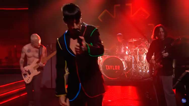 Red Hot Chili Peppers en The Tonight Show starring Jimmy Fallon