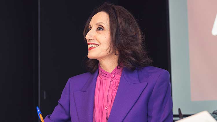 Luz Casal en la firma de su contrato con Virgin Music Label and Artist Services Spain