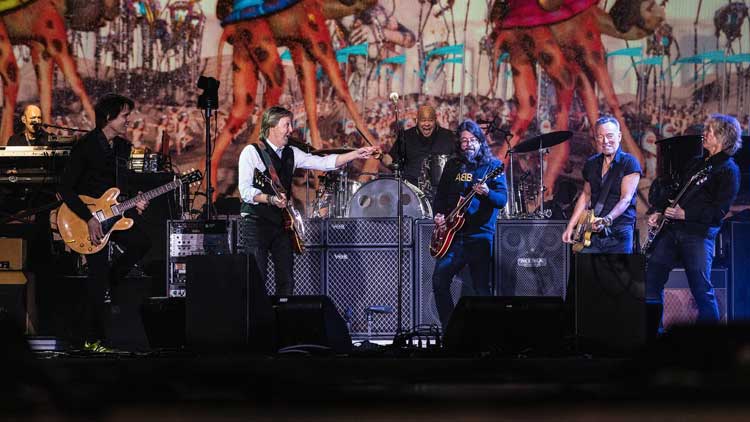 Paul McCartney con Dave Grohl y Bruce Springsteen cerrando su concierto de Glastonbury 2022