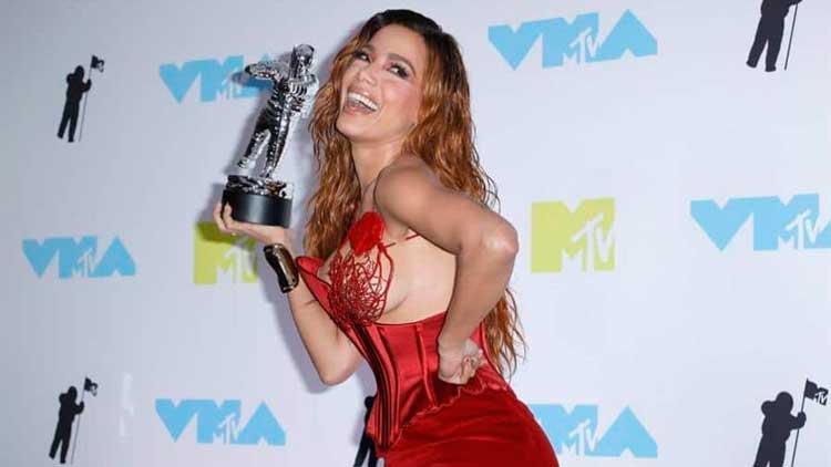 Anitta con su MTV VMA 2022 en la categoría 'Best Latin' por 'Envolver'