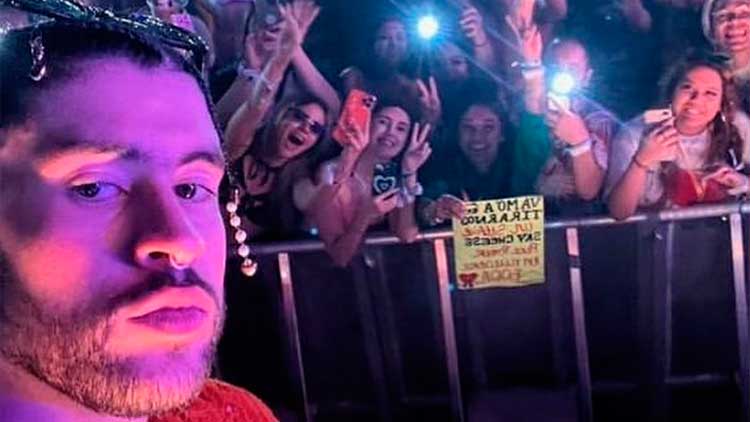 Bad Bunny en modo selfie