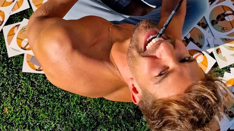 Pablo Alborán firmando la postal de 'La cuarta hoja'