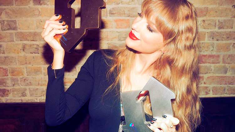 Taylor Swift celebra su doble en las listas británicas con 'Midnights' y 'Anti-hero'
