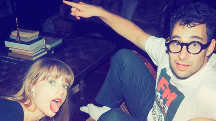 Taylor Swift y Jack Antonoff en la portada del single de la versión de 'Anti-hero' con Bleachers