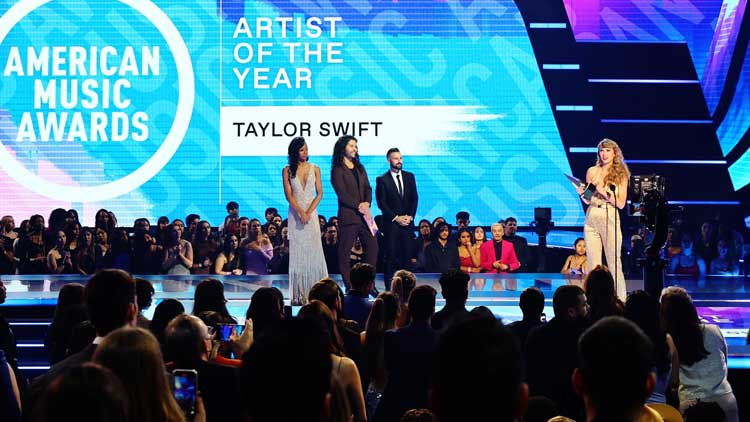Taylor Swift agradeciendo el American Music Awards 2022 en la categoría de artista del año