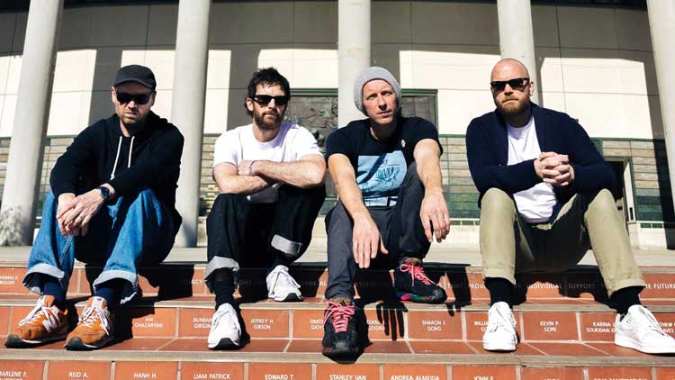 Coldplay a las puertas del Rose Bowl de Los Ángeles