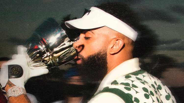 Eladio Carrión en la contraportada de su álbum '3MEN2 KBRN'