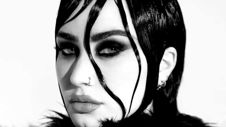 Detalle de portada del álbum 'Revamped' de Demi Lovato