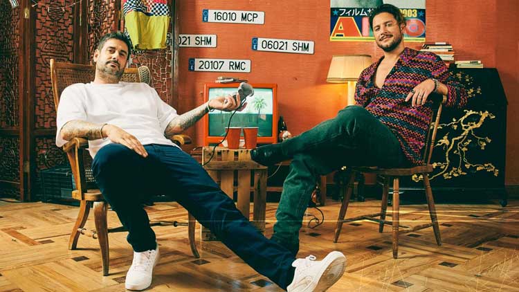 Melendi y Manuel Carrasco en la portada de la nueva versión de 'Con la luna llena'