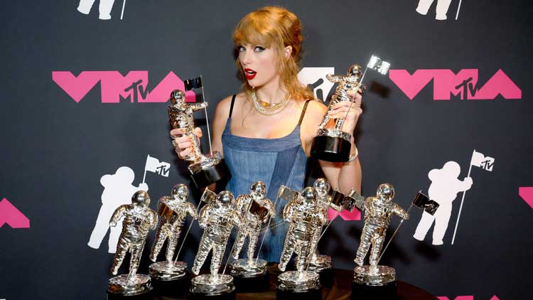 Taylor Swift con sus 9 MTV Video Music Awards 2023